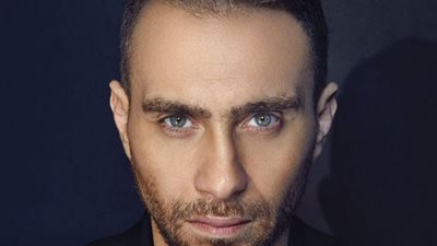 رغم إصابته.. حسام حبيب يغني بالعكاز في حفله الأول بالسعودية