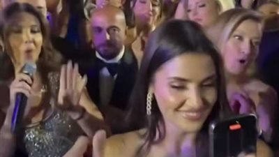 على أنغام أخاصمك آه..هاندا أرتشيل ترقص مع نانسي عجرم بزفاف نجل إيلي صعب 