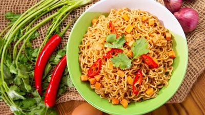 طريقة عمل الإندومي اللذيذة بخطوات سهلة وبسيطة في المنزل 