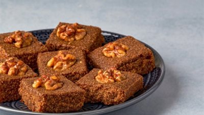 طريقة عمل بسبوسة التمر بمكونات بسيطة في مطبخك مثل الجاهزة