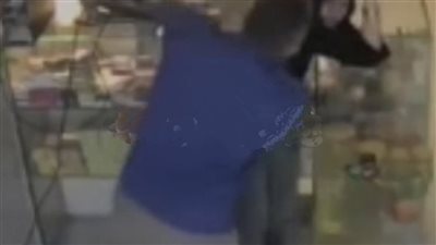 مقطع صادم لاعتداء أب على طفلته يثير موجة غضب على منصات التواصل 