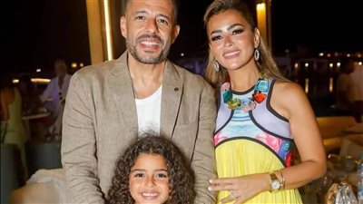 محمد حماقي يظهر برفقة زوجته وابنته في أجواء عائلية على الساحل الشمالي