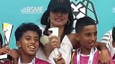 أبناء زينة يثيرون الجدل مجددًا..  والشبه مع الأم فقط يشعل مواقع التواصل