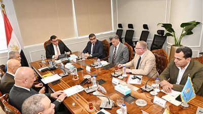 وزير الإسكان يلتقي رئيس مجلس إدارة الشركة الوطنية للمقاولات لمتابعة موقف المشروعات المشتركة