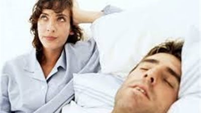 زوجي لا يقترب مني ويعيش في غرفته مع الإباحية والحشيش.. ماذا أفعل؟