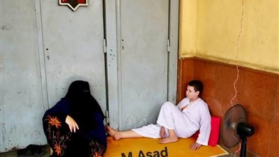 بعد انقطاع الكهرباء في الجيزة.. الأم تهرب بابنها إلى الشارع 