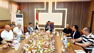 وزير الإسكان يعقد اجتماعا بمقر جهاز 
