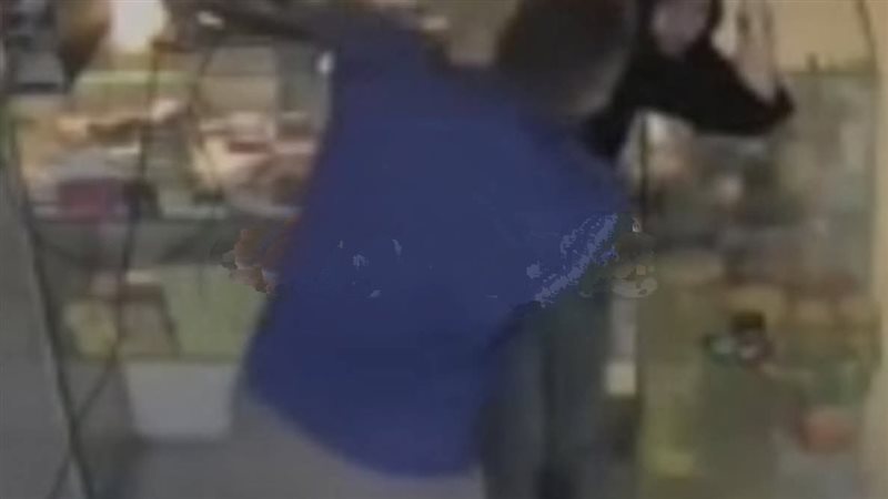 أب يضرب ابنته عبر