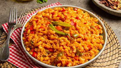 طريقة عمل المكرونة المحمرة بالصلصة بخطوات سهلة في مطبخك