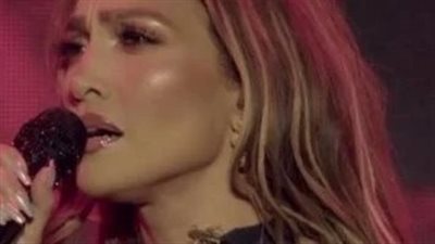 صرصار يقتحم حفل جينيفر لوبيز في كازاخستان.. والمغنية تتصرف باحترافية