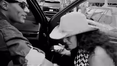 معجبة تقبل يد محمد رمضان وتحتضنه في نيويورك تثير الجدل بين الجمهور