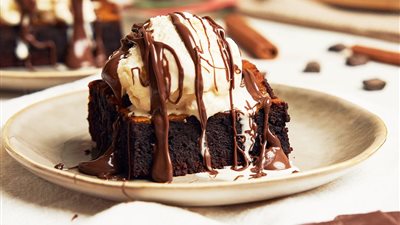  طريقة عمل كيكة البراونيز بالشوكولاتة والآيس كريم في المنزل 