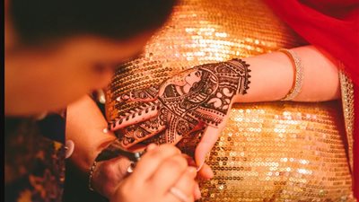 خير أم شر يقترب ؟..  تفسير رؤية الحناء في المنام لابن سيرين