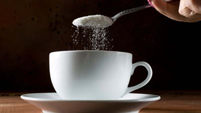 خير أم شر..  تفسير حلم أكل السكر في المنام للعزباء والمتزوجة