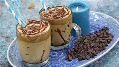 مثل الكافيهات.. طريقة عمل لاتيه القهوة الباردة بالنوتيلا