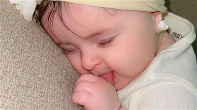 وفاة رضيعة بسبب “الشرقة” أثناء الرضاعة تفتح باب التوعية للأمهات