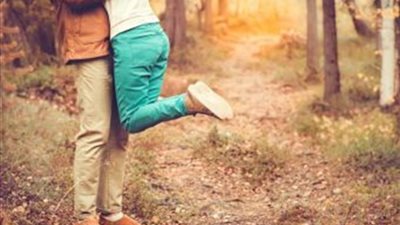 كيفية التعامل مع علاقات الحب الافتراضية للمراهقين