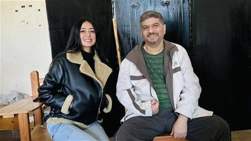 عمرو سامي مع طالبته