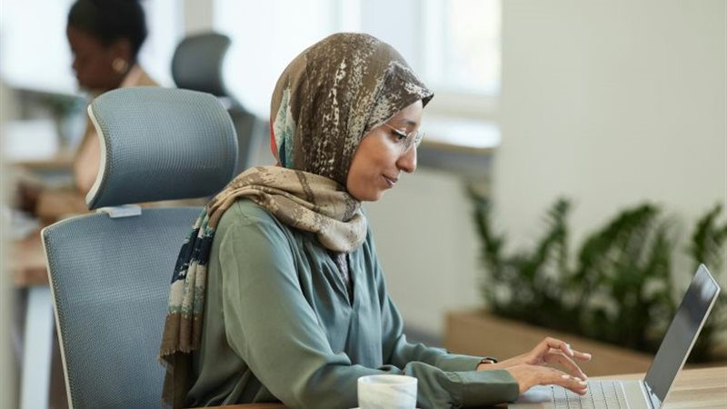 حكم عمل المرأة دون