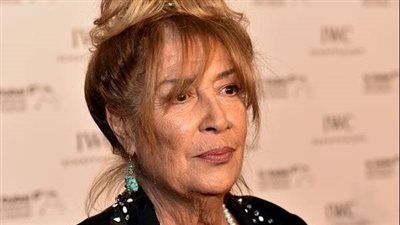 منى واصف تحصد لقب “سفيرة السلام في العالم”.. ووزيرة الثقافة السورية تقبل يدها (صور)