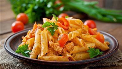 سهلة  ولذيذة.. طريقة عمل مكرونة بالصوص الحار والمشروم