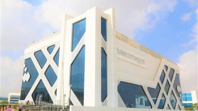 المصرية للاتصالات تعلن موافقتها المبدئية على العرض الملزم المقدم من 