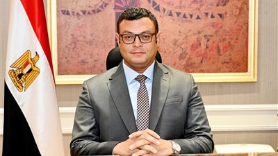وزير الإسكان يتابع موقف وحدات 