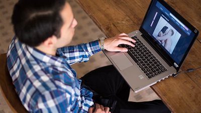 هل يمكن للزوج مدمن الإباحية أن يتوقف؟