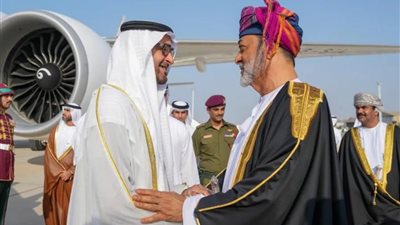 محمد بن زايد يصل إلى صلالة.. والسلطان هيثم بن طارق  في مقدمة مستقبليه