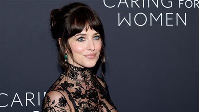 داكوتا جونسون تخطف الأضواء في أسبوع الموضة بنيويورك بفستان فاضح من غوتشي