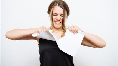 تفسير حلم قطع الورق في المنام وعلاقته بانتهاء المشاكل والأزمات 