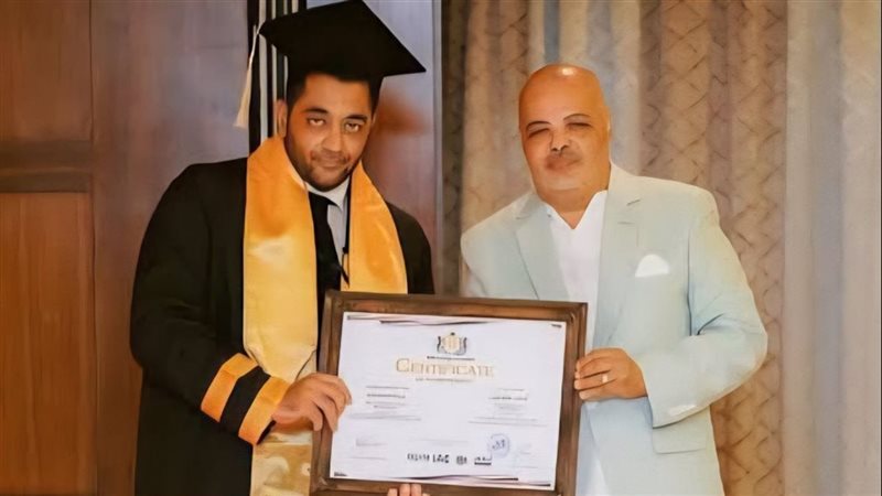 أحمد فلوكس مع الدكتوراه