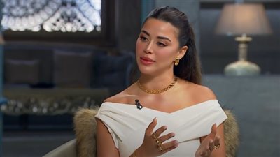 يارا السكري تتألق في باريس برداء الحمام وتكشف عن بداياتها الفنية