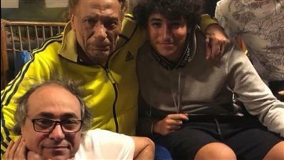 أكرم السعدني ينشر صورة نادرة تجمعه بالزعيم عادل إمام