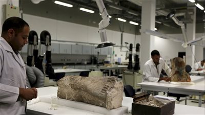 أطباء الحضارة في قفص الاتهام.. سرقة أسورة الملك تكشف أزمة رواتب الأثريين