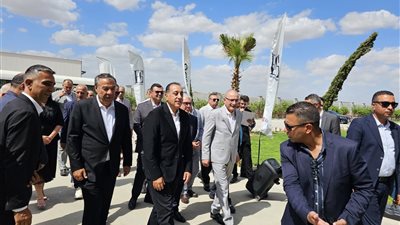 رئيس الوزراء يفتتح مصنع 
