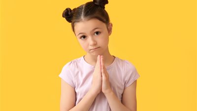 أُم تتساءل طفلي يعتذر ويٌكرر نفس الخطأ... ماذا أفعل؟