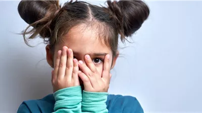 ابنتي خجولة وحساسة في المدرسة.. ما الحل؟