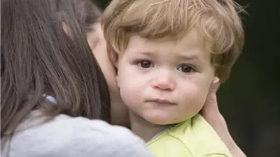 تعلّق الطفل المفرط بوالدته.. متى يصبح خطرًا وكيف يمكن التعامل معه؟