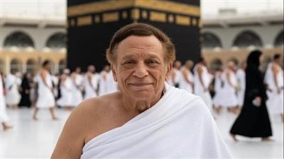 حقيقة صورة عادل إمام على كرسي متحرك أثناء أداء العمرة