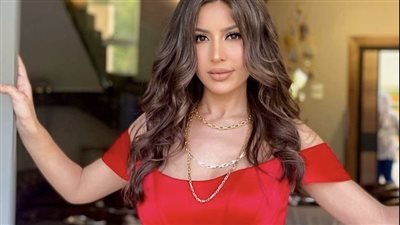 جنات تغني مع ابنتيها بحضور منى الشاذلي.. وتكشف مفاجأة عن أمومتها