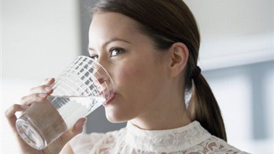 3 خرافات حول شرب الماء أثناء الأكل منها أنه يُسبب الإمساك