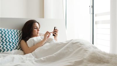 أضرار قريبة لكِ بسبب الإطلاع على هاتفك فور الاستيقاظ