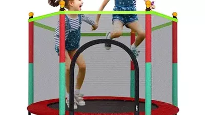 الترامبولين.. لعبة محببة للأطفال لكنها تخفي مخاطر الكسور وإصابات العمود الفقري