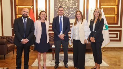 رئيس البريد المصري تلتقي الرئيس الإقليمي لشركة 