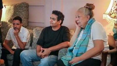 سمية الألفي تدعم ابنها أحمد الفيشاوي في كواليس سفاح التجمع