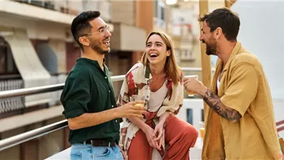 ما تفسير زوجتي تضحك مع الرجال في المنام؟