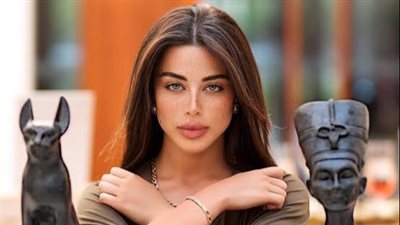 يارا سكري تتألق في أسبوع باريس للموضة 2025 