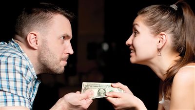 هل يحق للزوج الحصول على أموال زوجته؟.. أمين الفتوى يُجيب