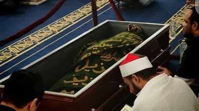 إهداء من المدينة المنورة.. كفن الدكتور أحمد عمر هاشم مزين بآيات من سورة يس